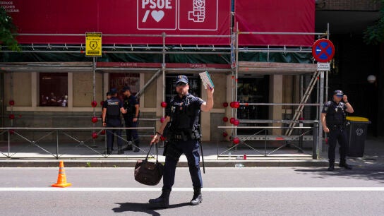 Agentes de la UCO en la sede central del PSOE en la calle Ferraz de Madrid para requerir informaci&oacute;n en relaci&oacute;n al caso Leire, este mi&eacute;rcoles.