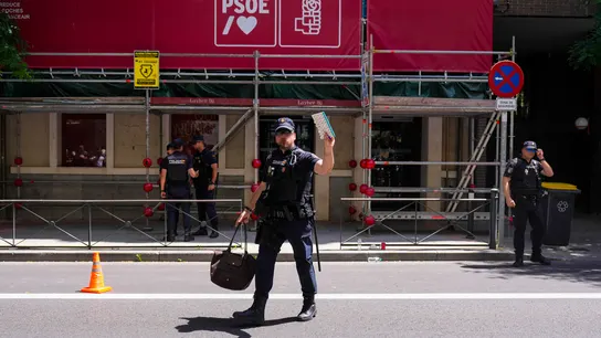Agentes de la UCO en la sede central del PSOE en la calle Ferraz de Madrid para requerir información en relación al caso Leire, este miércoles. Agentes de la UCO en la sede central del PSOE en la calle Ferraz de Madrid para requerir información en relación al caso Leire, este miércoles.