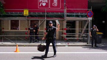 Agentes de la UCO en la sede central del PSOE en la calle Ferraz de Madrid para requerir informaci&oacute;n en relaci&oacute;n al caso Leire, este mi&eacute;rcoles.