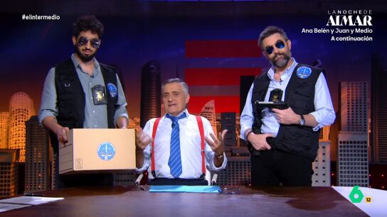Dani Mateo e Isma Ju&aacute;rez se convierten en dos agentes de la UCO para pedir al presentador de El Intermedio que de todo aquello que le pueda vincular con el Partido Socialista. 