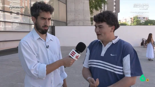 Un chico explica qué es el método Pomodoro: "45 minutos estudiando y diez llorando" El reportero ha ido a una biblioteca para ver cómo están preparándose los estudiantes la Selectividad. ¿Tienen algún método especial? ¿Van todos los días? Descúbrelo en el vídeo principal.