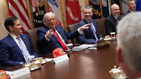 Donald Trump con Marco Rubio y Pete Hegseth en la reuni&oacute;n de gabinete en la Casa Blanca