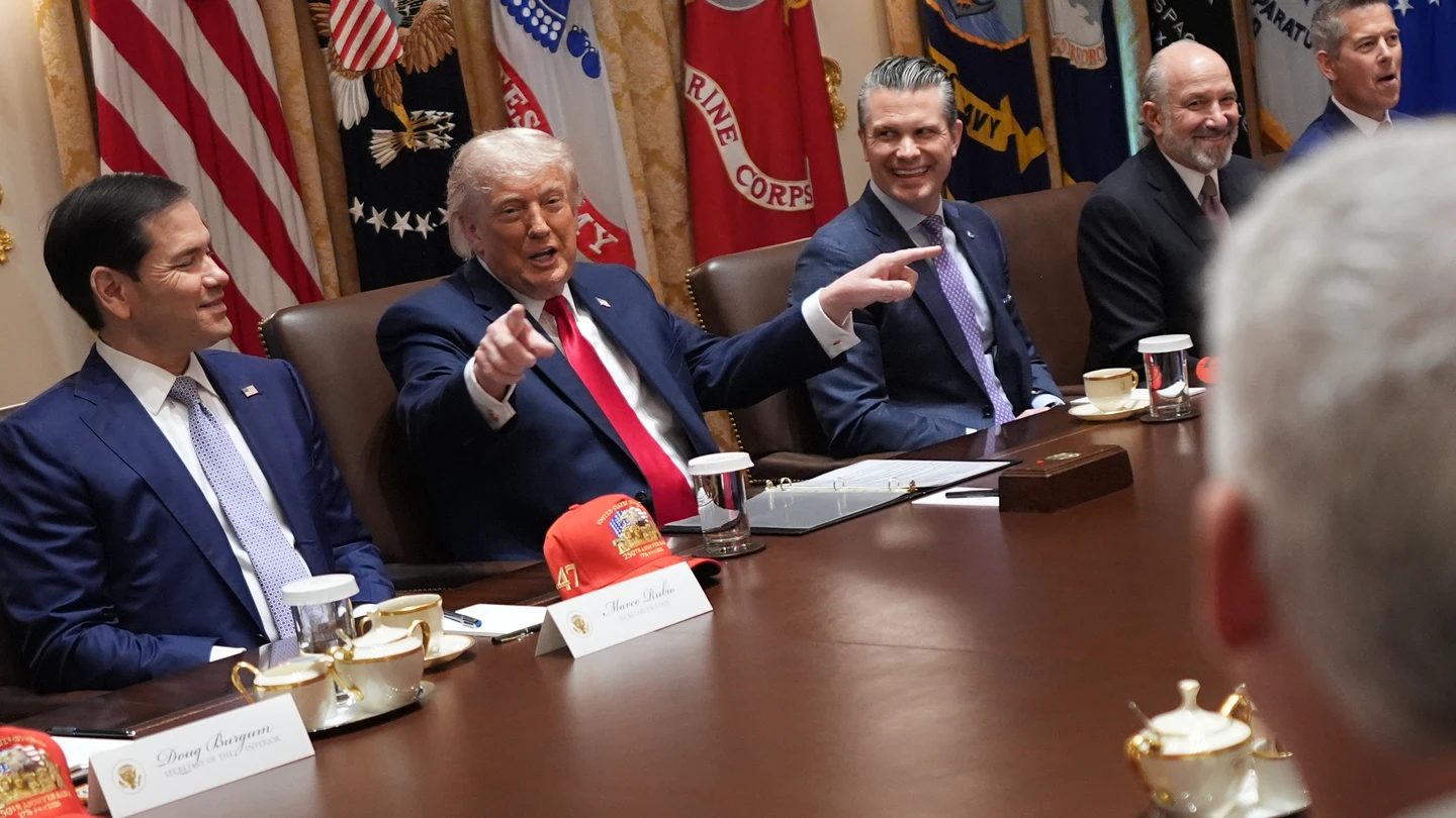 Donald Trump con Marco Rubio y Pete Hegseth en la reunión de gabinete en la Casa Blanca Donald Trump con Marco Rubio y Pete Hegseth en la reunión de gabinete en la Casa Blanca
