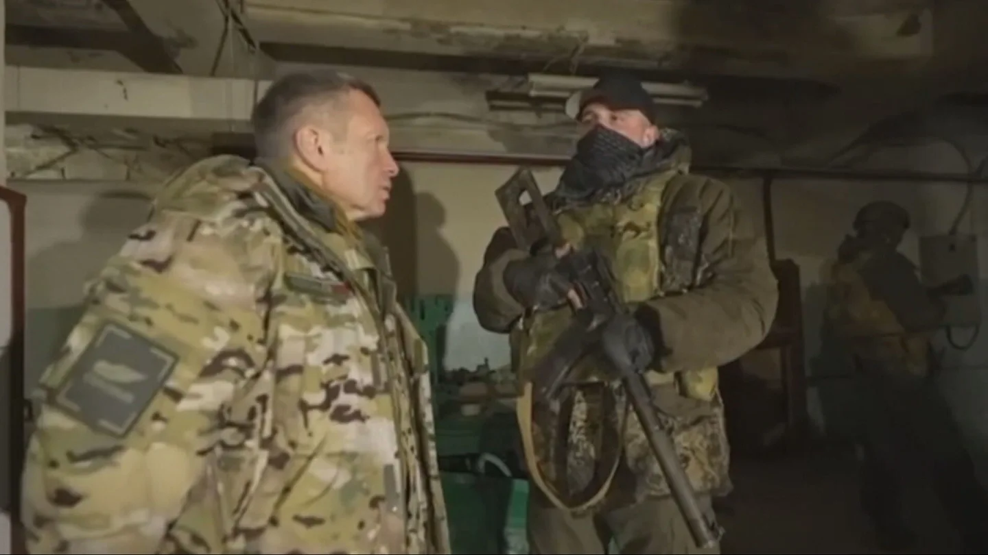 El propagandista ruso Vladimir Soloviov y un militar El propagandista ruso Vladimir Soloviov y un militar