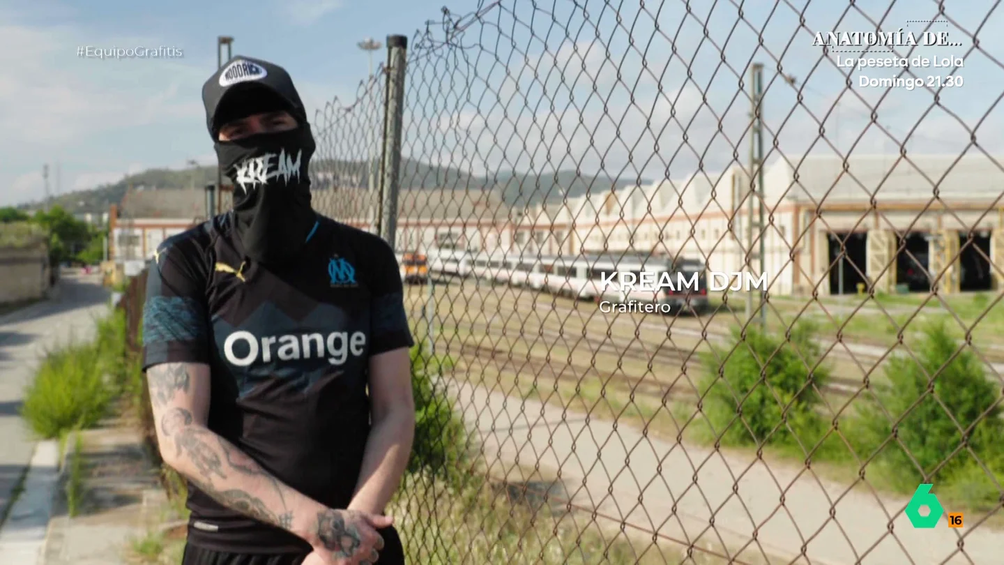 Un grafitero se confiesa con Equipo de Investigación: "Si no pintaba una vez por semana mínimo me sentía mal" "Estaba con mi novia de vacaciones y tenía ansia por volver a juntarme con mis amigos para ir a pintar otra vez", afirma a Equipo de Investigación 'Krean', uno de los grafiteros que pintan trenes de Cercanías.