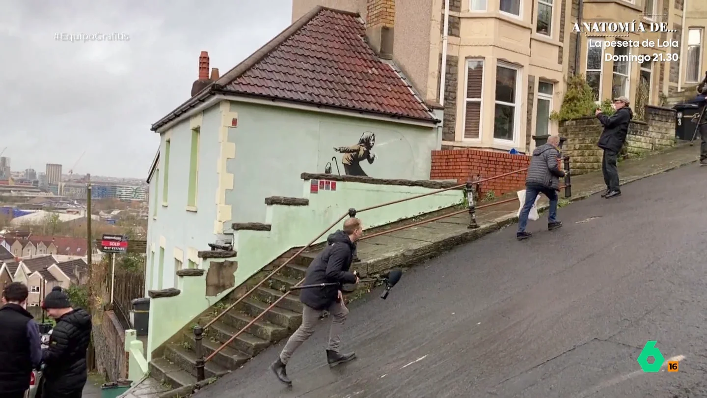 La burbuja inmobiliaria de las casas de Bristol con un grafiti de Banksy: "Es como que te toque la lotería" Equipo de Investigación viaja hasta Bristol, el origen de la fiebre por Banksy, para comprobar cómo en esta ciudad un grafiti del artista puede cambiar por completo el valor de una vivienda.