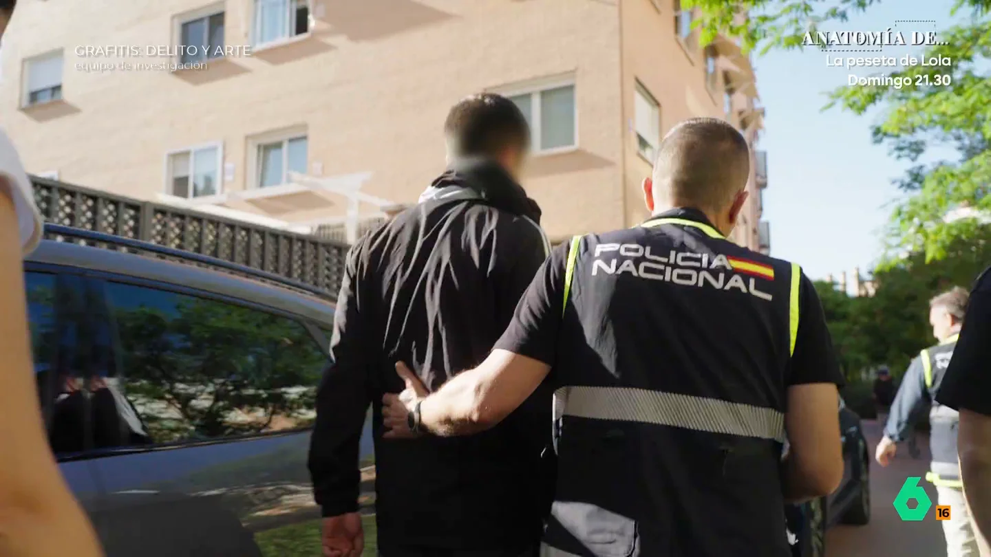 Equipo de Investigación presencia cómo la Policía Nacional detiene a dos grafiteros Equipo de Investigación acompaña a la Policía Nacional en un operativo contra uno de los grupos de grafiteros más activos de país. En este vídeo, proceden a la detención de uno al que se le atribuyen daños por valor de más de 100.000 euros.