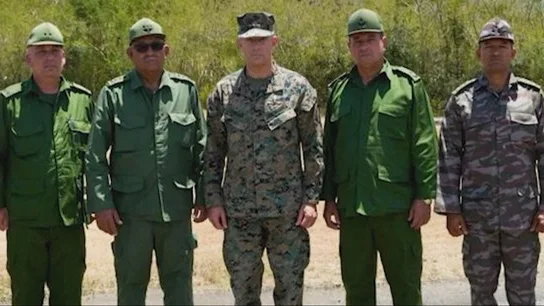 El jefe de las tropas estadounidenses en Latinoamérica junto a varios generales cubanos El jefe de las tropas estadounidenses en Latinoamérica junto a varios generales cubanos