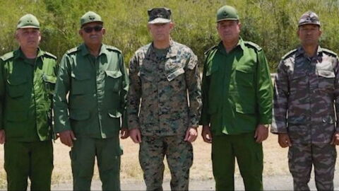 El jefe de las tropas estadounidenses en Latinoam&eacute;rica junto a varios generales cubanos