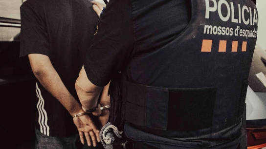 Detenido en Barcelona un fugitivo de la Camorra buscado por un homicidio en Nápoles. Detenido en Barcelona un fugitivo de la Camorra buscado por un homicidio en Nápoles.