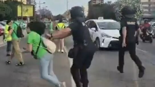 Pilar Berab&eacute; denuncia lo ocurrido tras el empuj&oacute;n de un polic&iacute;a a una manifestante en Valencia: "La imagen es inaceptable" 