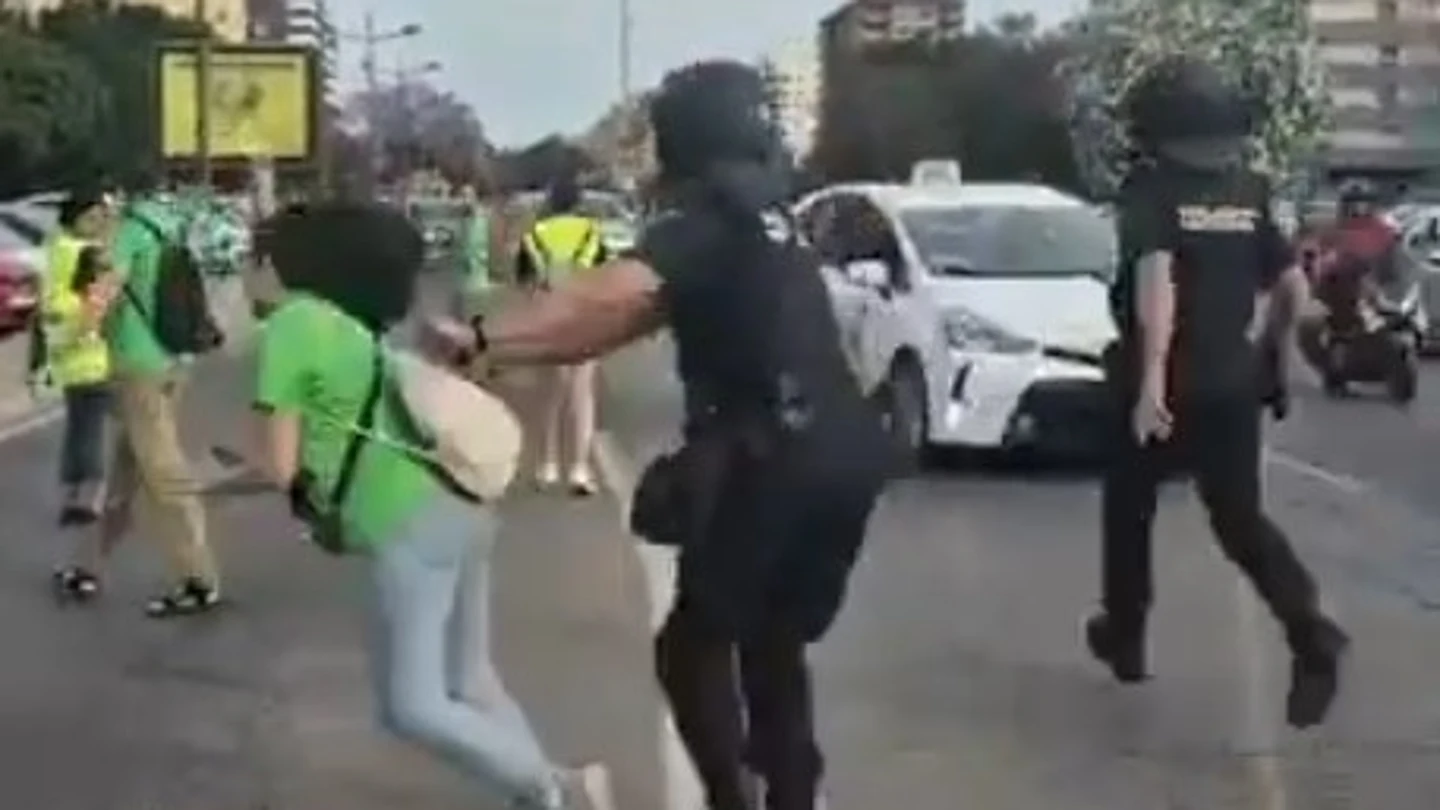Agresión de un policía nacional a una profesora en Valencia Agresión de un policía nacional a una profesora en Valencia