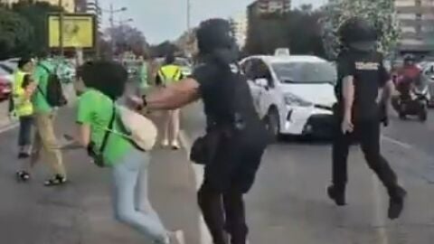 Agresi&oacute;n de un polic&iacute;a nacional a una profesora en Valencia