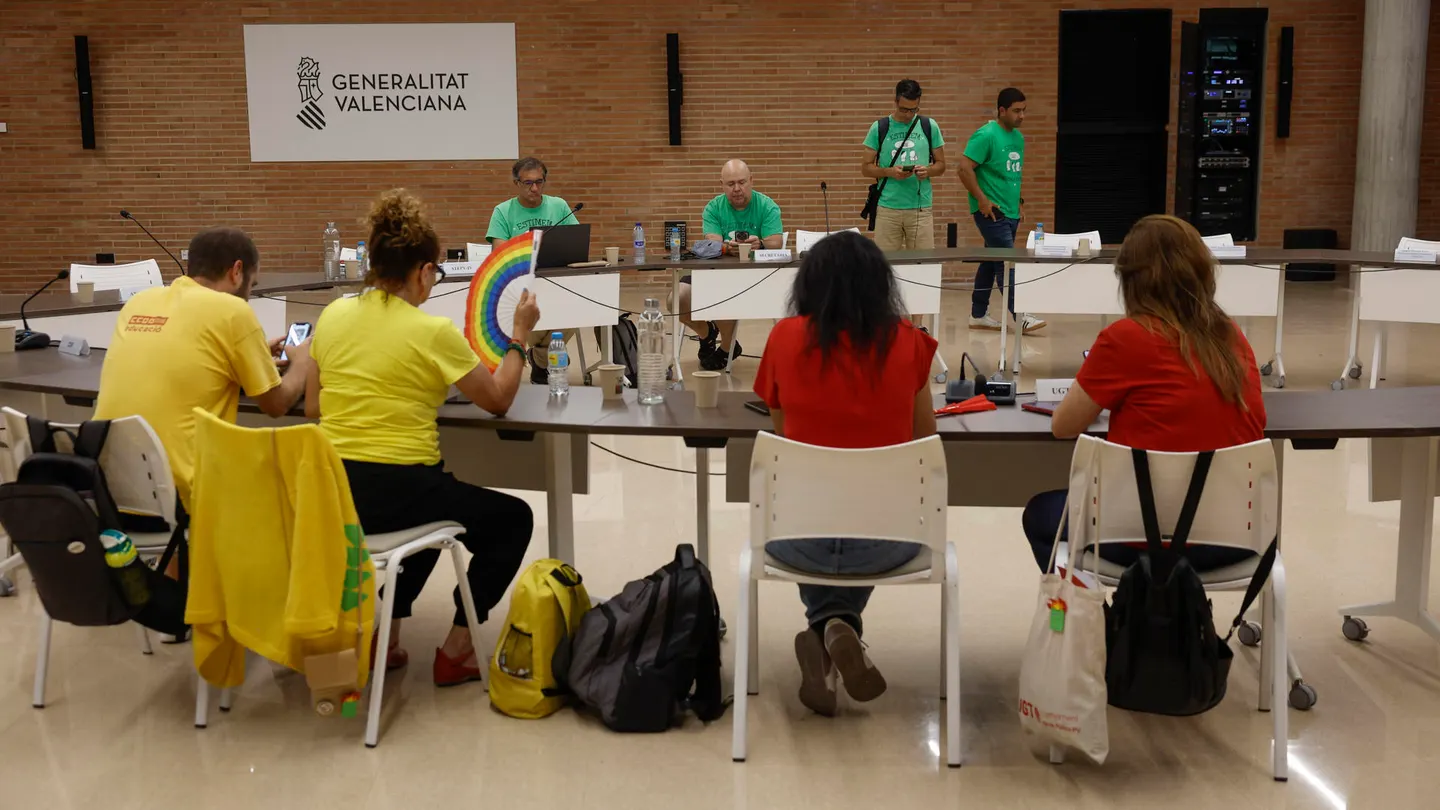Representantes de sindicatos de docentes se encierran en la Conselleria de Educación de Valencia Representantes de sindicatos de docentes se encierran en la Conselleria de Educación de Valencia