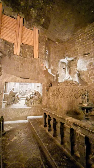 Imagen de unas de las esculturas de la mina de sal de Wieliczka Imagen de unas de las esculturas de la mina de sal de Wieliczka