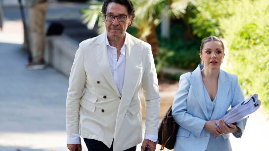 El actor Luis Lorenzo llega acompa&ntilde;ado de su abogada a la Audiencia de Madrid este lunes para la primera sesi&oacute;n del juicio.