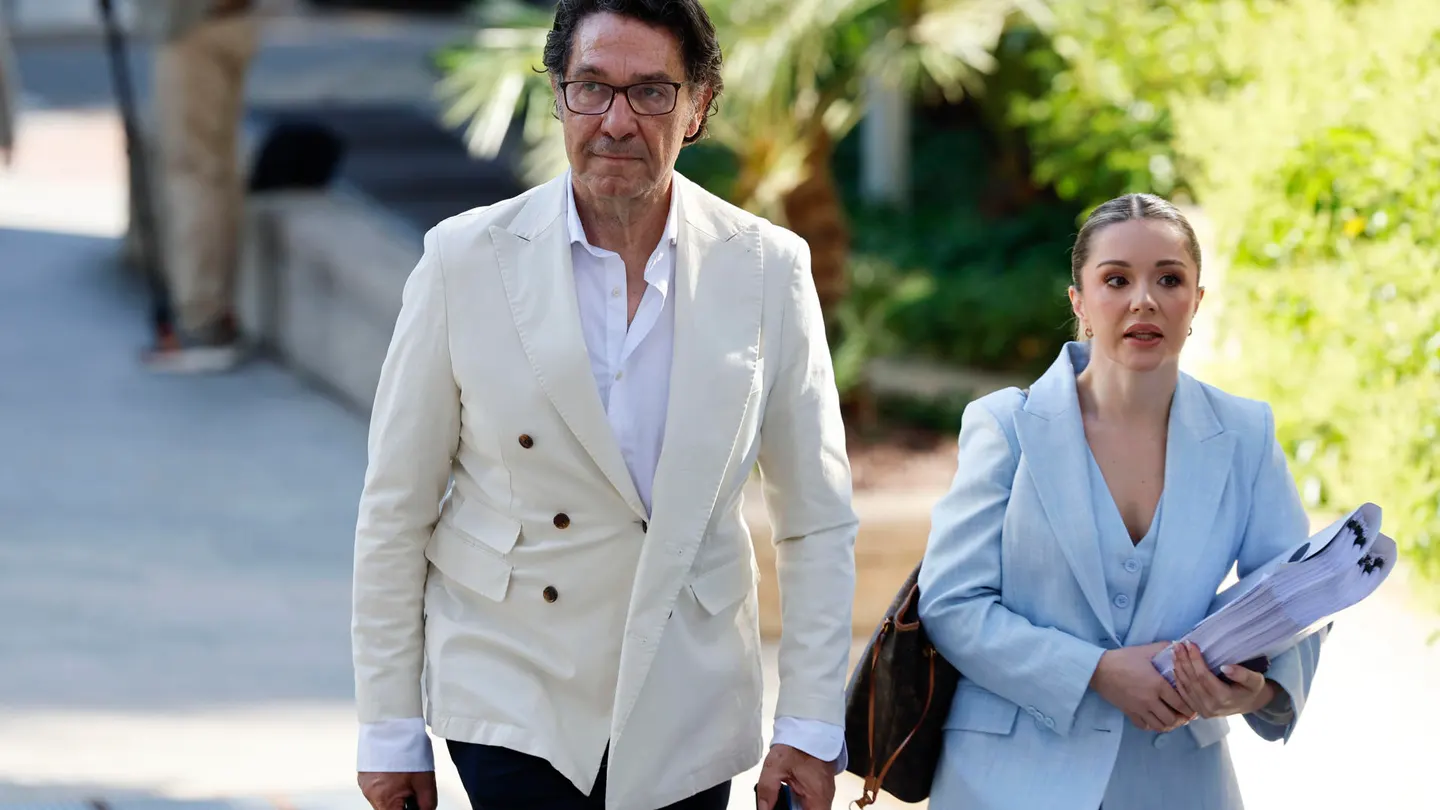El actor Luis Lorenzo llega acompañado de su abogada a la Audiencia de Madrid este lunes para la primera sesión del juicio. El actor Luis Lorenzo llega acompañado de su abogada a la Audiencia de Madrid este lunes para la primera sesión del juicio.