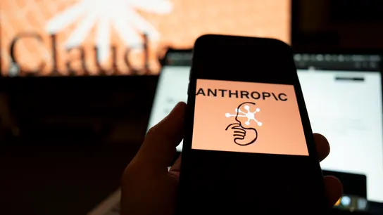 Una persona sostiene un teléfono con el logotipo de la inteligencia artificial (IA) Anthropic Una persona sostiene un teléfono con el logotipo de la inteligencia artificial (IA) Anthropic