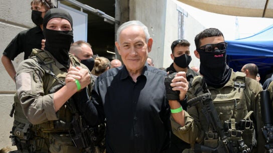 Imagen de archivo. El primer ministro israel&iacute;, Benjam&iacute;n Netanyahu, durante una visita a las tropas del norte.