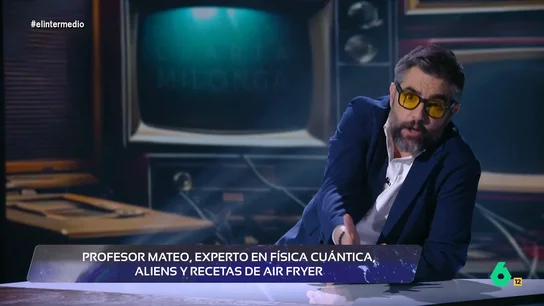 Dani Mateo y la 'conspiración' tras el fallido izado de la bandera en Vigo: "Quieren obligarnos a comprar banderas a los chinos" Dani Mateo, Wyoming, Sandra Sabatés y la 'masona' Cristina Gallego analizan en 'Cuarta Milonga' el incidente durante el izado de la bandera de España en el Día de las Fuerzas Armadas que dejó a Felipe VI desconcertado.