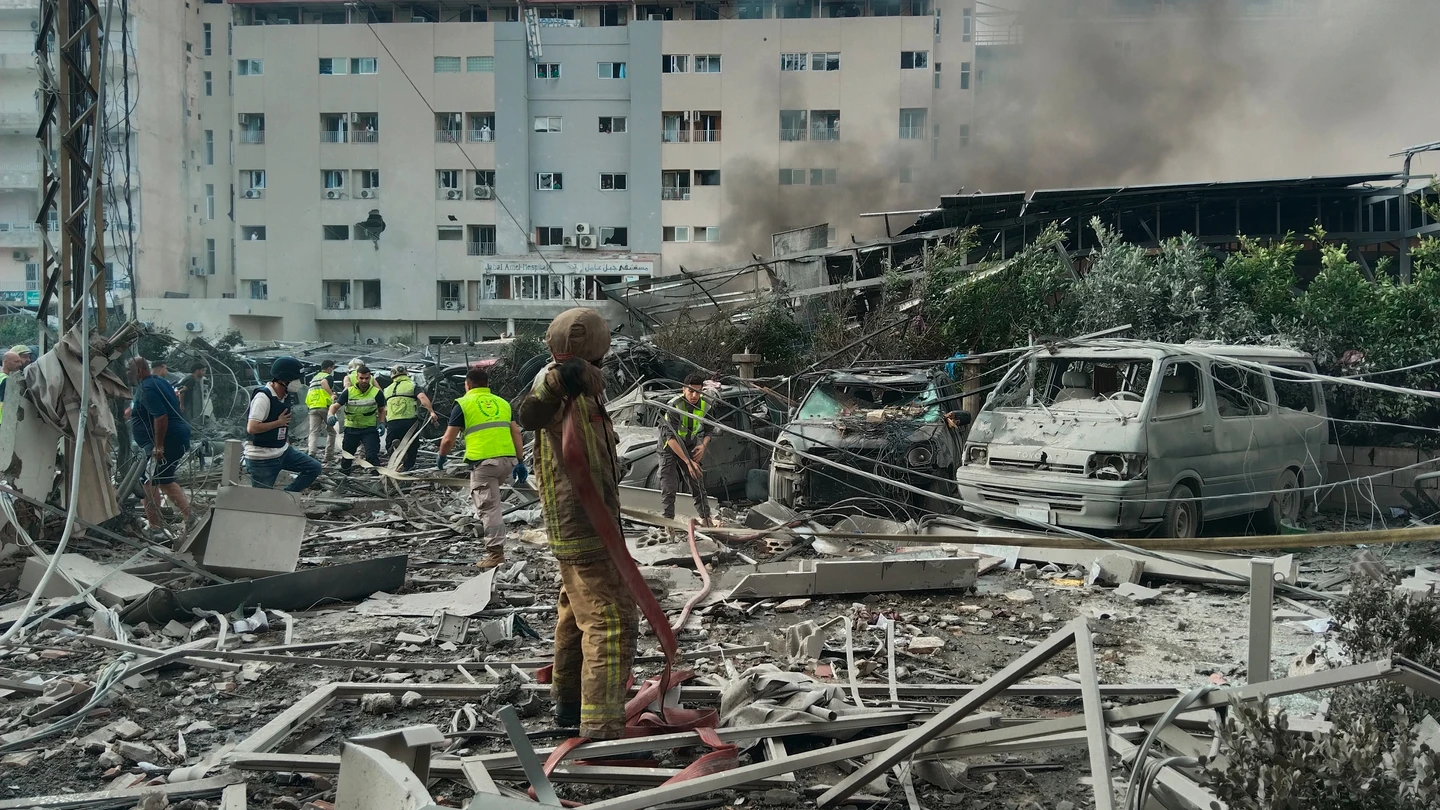 Equipos de rescate trabajan en la ciudad libanesa de Tiro tras los últimos ataques de Israel Equipos de rescate trabajan en la ciudad libanesa de Tiro tras los últimos ataques de Israel