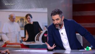 Dani Mateo, sobre todos los regalos que ha hecho Ayuso al papa Le&oacute;n XIV: "Se ha pensado que estaba en su primera comuni&oacute;n"