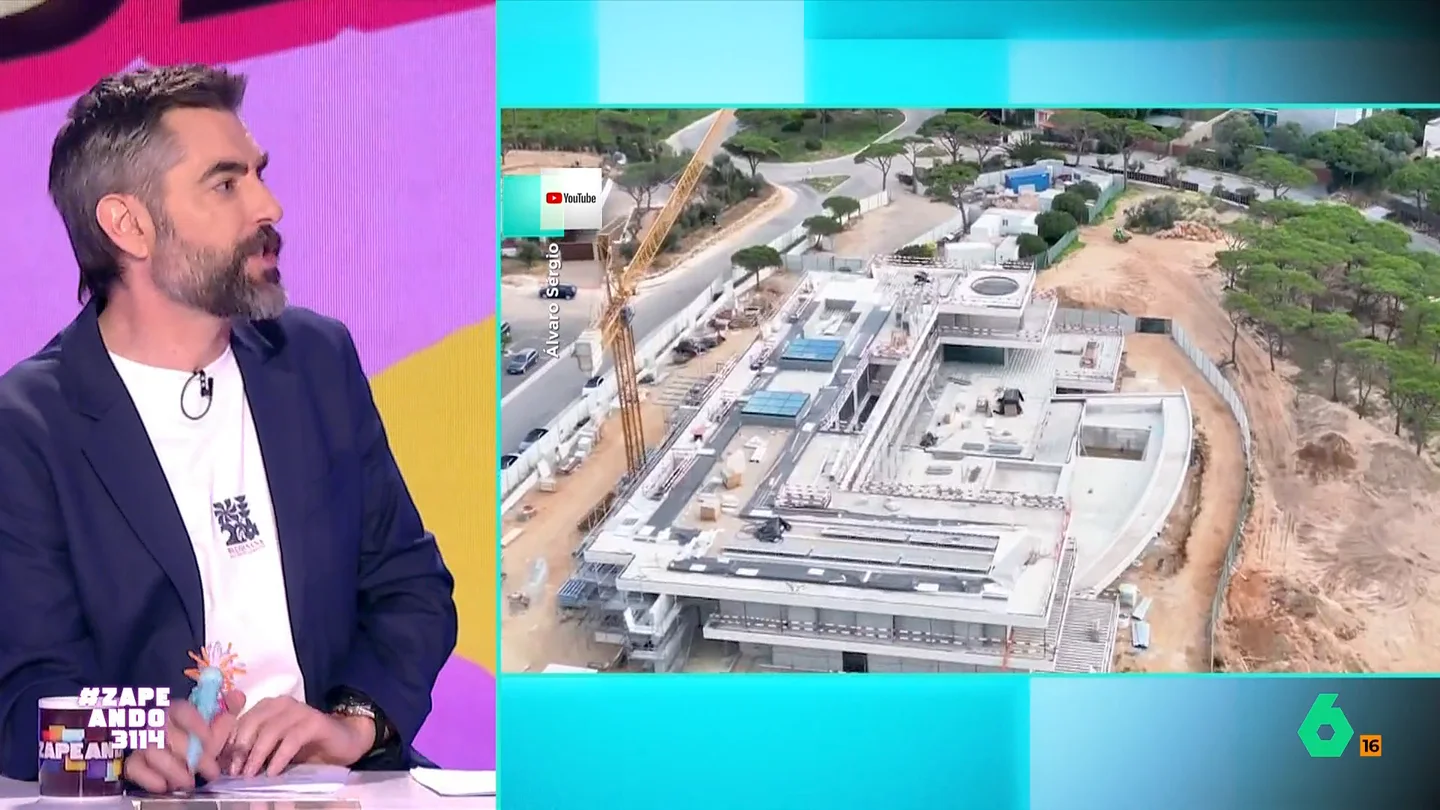 Dani Mateo, al ver la nueva mansión de CR7 y Georgina Rodríguez: "¿Es su casa o una nueva terminal del aeropuerto?" La pareja ha inaugurado su nueva casa en Cascais, Portugal. La mansión tiene 12.000 metros cuadrados construidos de los cuales 5.000 son habitables. La casa ya se ha convertido en la más cara de Portugal.
