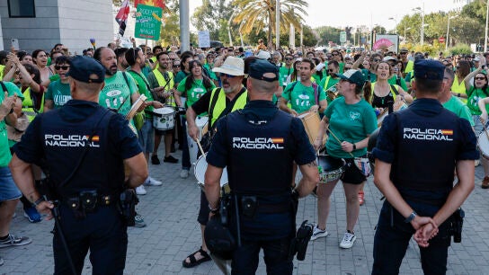 Docentes de la Comunidad Valenciana protestan ante la presencia de varios agentes de la Polic&iacute;a Nacional