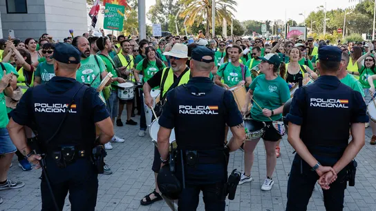 Docentes de la Comunidad Valenciana protestan ante la presencia de varios agentes de la Policía Nacional Docentes de la Comunidad Valenciana protestan ante la presencia de varios agentes de la Policía Nacional