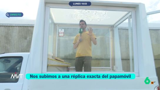 El reportero desvela que se puede alquilar una reproducci&oacute;n del veh&iacute;culo papal en San Sebasti&aacute;n de los Reyes, Madrid. A este papa m&oacute;vil no le falta detalle y cuenta con las mismas caracter&iacute;sticas que el veh&iacute;culo del sumo pont&iacute;fice. 
