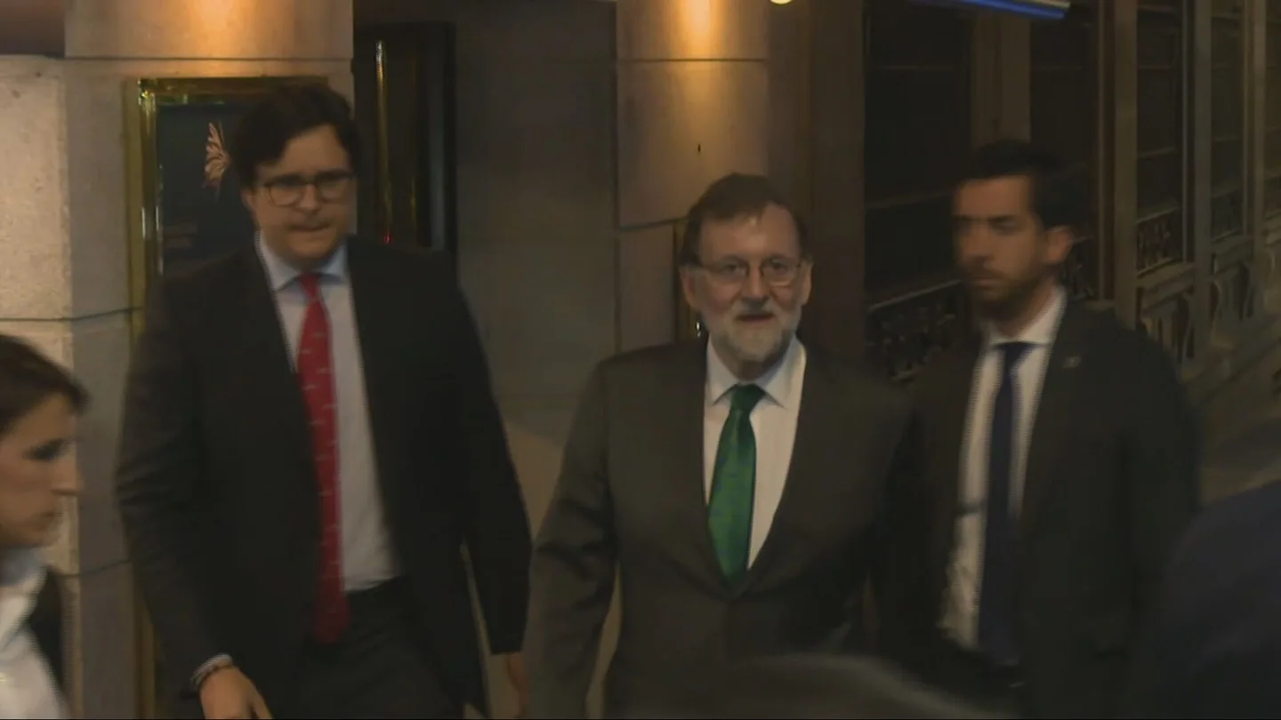 Rajoy saliendo de un restaurante antes de la moción de censura Rajoy saliendo de un restaurante antes de la moción de censura