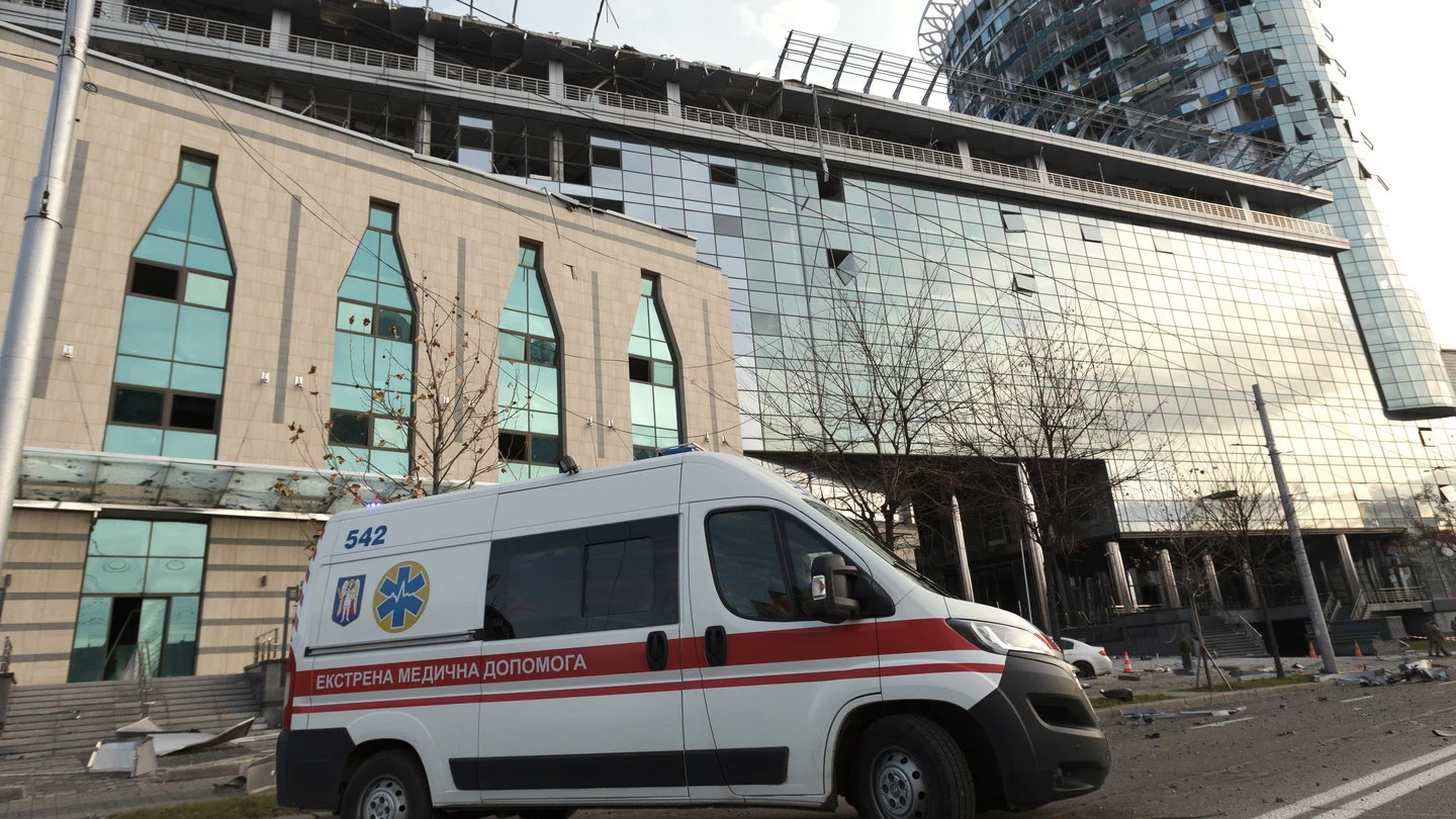 Una ambulancia frente a un edificio alcanzado por un dron lanzado por el Ejército de Rusia contra la capital de Ucrania Una ambulancia frente a un edificio alcanzado por un dron lanzado por el Ejército de Rusia contra la capital de Ucrania