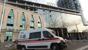  Una ambulancia frente a un edificio alcanzado por un dron lanzado por el Ej&eacute;rcito de Rusia contra la capital de Ucrania