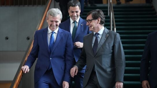 El presidente de la Generalitat, Salvador Illa, el Lehendakari, Imanol Pradales, y el presidente de la Xunta, Alfonso Rueda, en la 41 Reuni&oacute; Cercle d'Economia, en el Palau de Congressos de Catalunya, este martes.