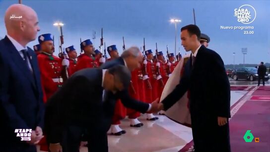 El monarca cree que permitir que le besen la mano es algo que hace parecer a la realeza distante, pero su reacci&oacute;n cuando ve que alguien va a besar su mano es bastante llamativa. 