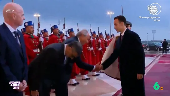 El príncipe heredero de Marruecos se hace viral por hacer "una cobra de manos" durante una recepción El monarca cree que permitir que le besen la mano es algo que hace parecer a la realeza distante, pero su reacción cuando ve que alguien va a besar su mano es bastante llamativa.