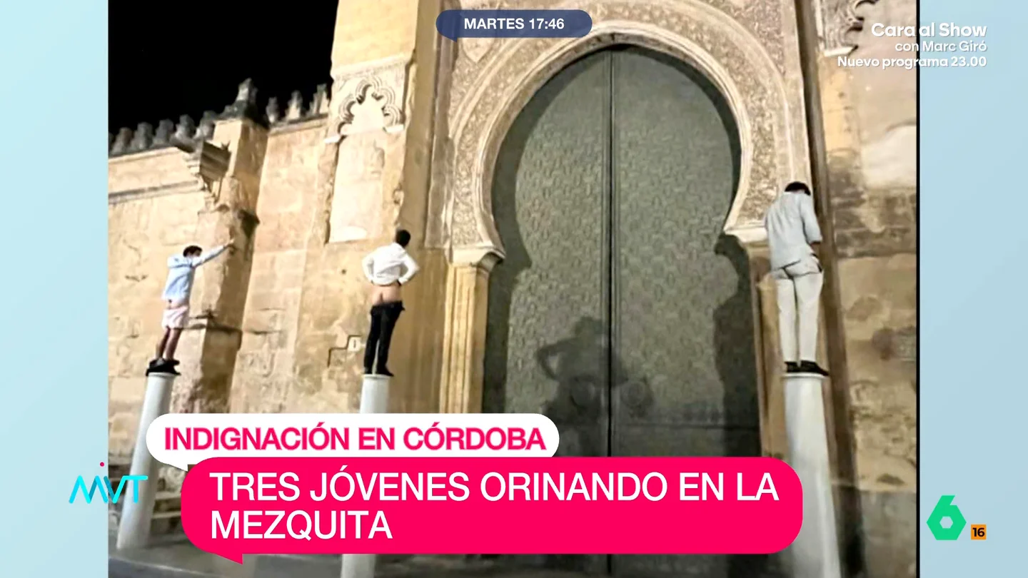 Investigan si la foto de tres jóvenes orinando en la Mezquita de Córdoba es auténtica: se enfrentan a 3.000 euros de multa Mientras la Policía intenta identificar a los tres jóvenes que han provocado la indignación en Córdoba por una foto orinando en la Mezquita, el Ayuntamiento busca verificar si la imagen es auténtica o no.