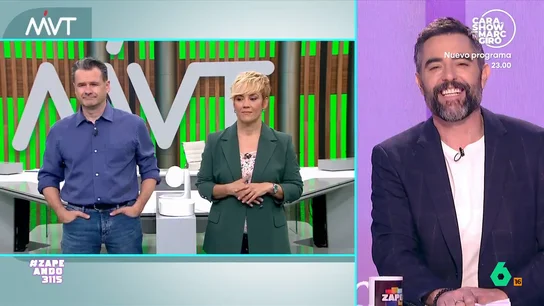 Iñaki López opina sobre la casita de Zapeando: "Con el chándal que llevaba Mateo y ese meneo, parecía un narcopiso" El presentador de Más Vale Tarde no ha dudado en analizar la actuación de los zapeadores que han hecho su propia versión de 'NUEVAYoL' del cantante Bad Bunny y, además, han 'llevado' su casita hasta el plató de Zapeando.