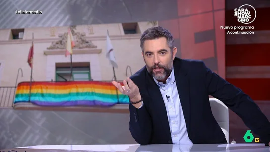Dani Mateo pide a Totana rebelarse contra PP y Vox y llenarla de banderas gays: "Que a su lado Chueca parezca un taller de los 80" Ante la decisión del Ayuntamiento de Totana, de PP y Vox, de suspender todos los actos institucionales con motivo del Orgullo LGTBIQ+, las asociaciones piden a sus vecinos llenar sus balcones de banderas arcoíris.