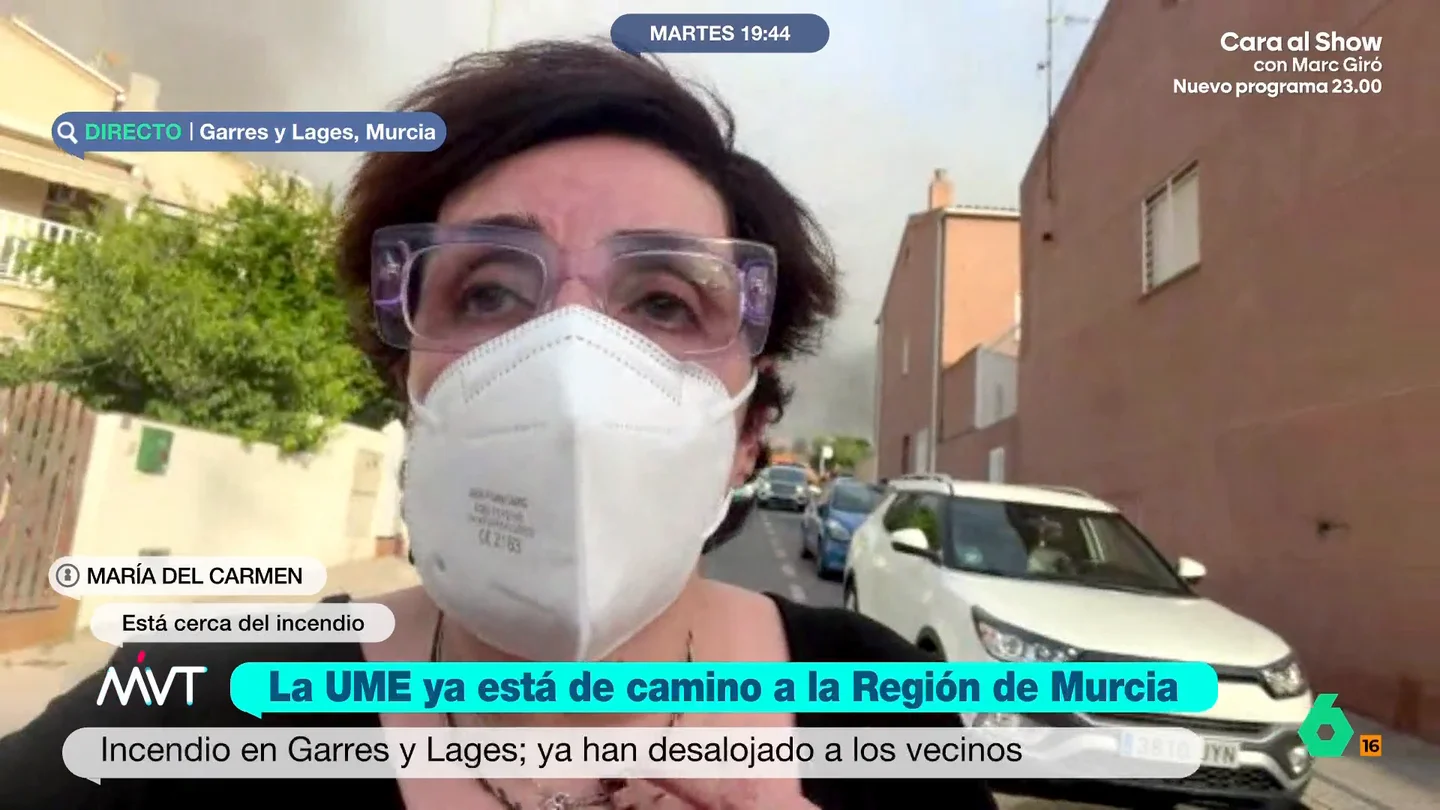 Mari Carmen, vecina de Los Garres y Lages, asegura que el incendio "se podría haber evitado": "Esta zona está seca" Desde Los Garres y Lages, una vecina asegura que "la cosa está muy complicada" por el incendio que cerca la localidad. Asegura que la Guardia Civil les ha dicho que "es peligroso estar en la calle" y que deben volver a sus casas.