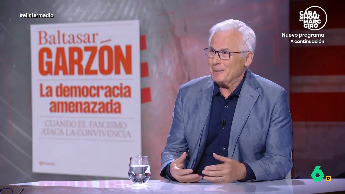 Baltasar Garzón, sobre su nuevo libro: "Busco combatir todo lo que está ocurriendo, sale de las tripas" El magistrado acaba de publicar 'La democracia amenazada' donde reflexiona sobre diversos temas como diferentes sentencias judiciales, la inmigración o el 'lawfare'.