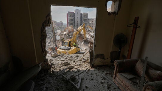 Una excavadora trabaja en la ciudad de Tiro