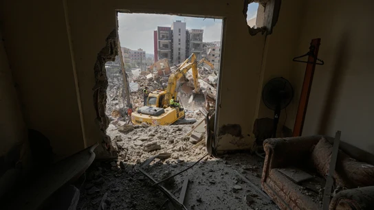 Una excavadora trabaja en la ciudad de Tiro Una excavadora trabaja en la ciudad de Tiro