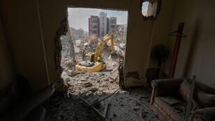 Una excavadora trabaja en la ciudad de Tiro