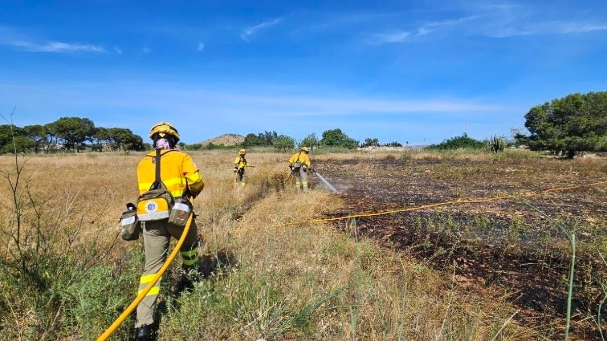Incendio forestal en el parque de El Valle de Murcia: desalojan viviendas y la región pide al Estado tres hidroaviones