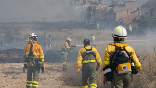 Efectivos trabajando en la extinción de un incendio en Murcia, este martes. Efectivos trabajando en la extinción de un incendio en Murcia, este martes.