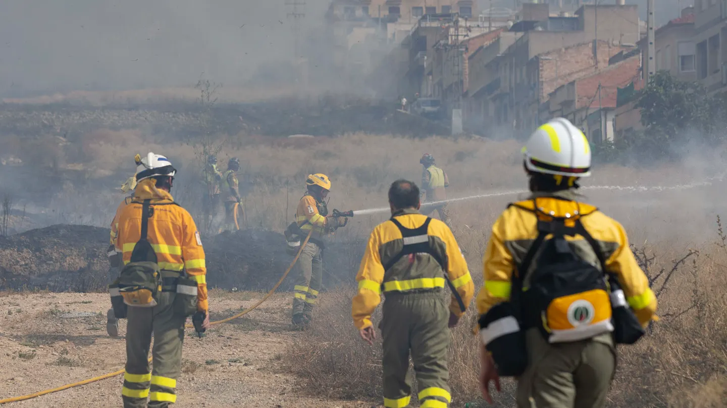Efectivos trabajando en la extinción de un incendio en Murcia, este martes. Efectivos trabajando en la extinción de un incendio en Murcia, este martes.