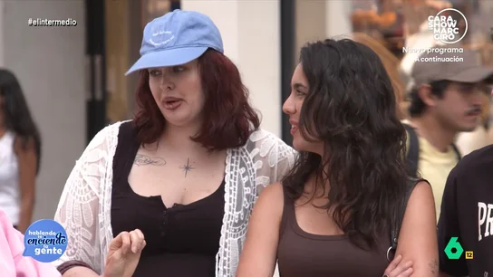Una chica, sobre el despliegue por la visita del papa: "Demuestra que se pueden usar recursos cuando necesitamos un lavado de imagen" Thais Villas modera un debate ciudadano sobre los pros y los contras de la visita del papa. Entre ello, encuentra personas ilusionadas por la llegada de León XIV y otras que reconocen que "no sabemos qué viene a hacer".