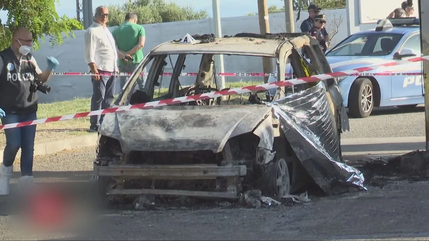 Cuatro migrantes mueren y otro sufre graves heridas tras ser quemados vivos en su coche en Italia Cuatro migrantes mueren y otro sufre graves heridas tras ser quemados vivos en su coche en Italia
