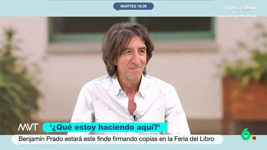 Benjamín Prado habla de sus memorias y desvela que tiene Parkinson: "De momento yo me veo igual de idiota que siempre" El escritor ha lanzado 'Qué estoy haciendo aquí' donde hace un repaso por sus recuerdos y, además, habla sobre su diagnóstico.